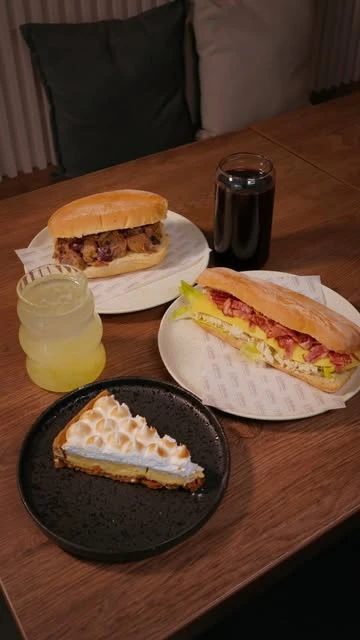 Una mesa de La Histórica con sándwiches y bebidas